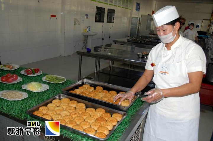 霄云煤矿自制月饼惠职工