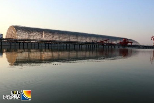 大众日报：我国最大跨度钢结构储煤棚在济矿物流建成，棚顶将建“光伏电厂”年发电超1000万度