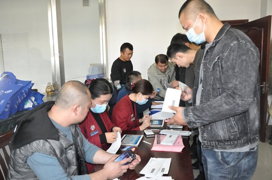 我为职工办实事丨花园煤矿：工资卡我来办  实事办到职工心坎上