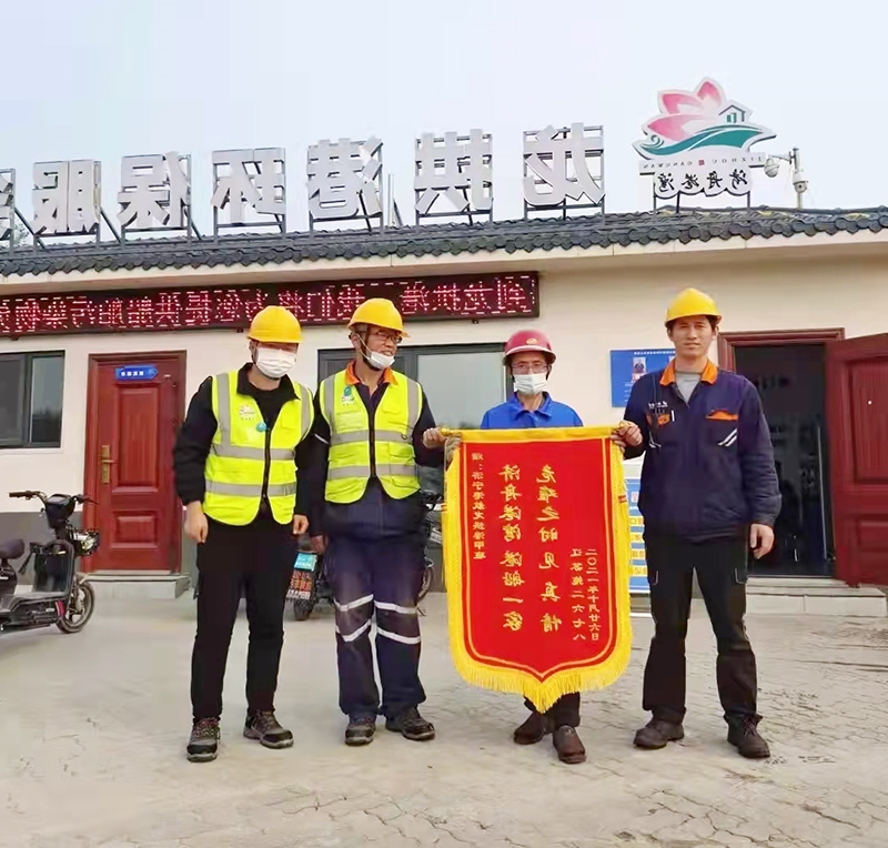 1636891229320341.jpg 1.获救船主向龙拱港甲班表示感谢并赠送锦旗.jpg