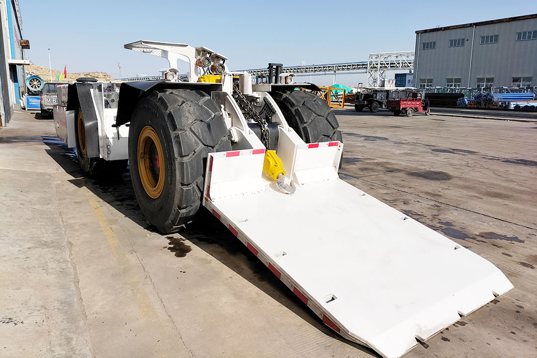 2021年12月2日朱家峁煤矿铲板式搬运车 助推机械化水平再提升（曹晨摄）.jpg