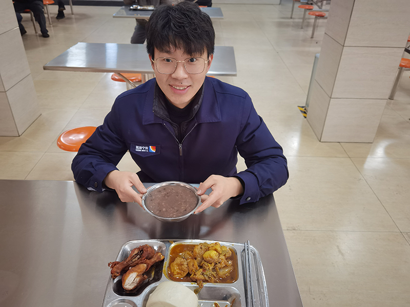 1月10日，港航跃进港：浓香腊八粥 温暖职工情.jpg