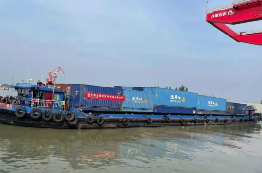 经济导报·多彩济宁丨济宁能源首单外贸运输业务从跃进港启航
