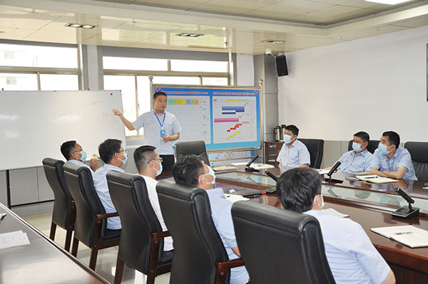 花园煤矿领导干部践行“一线工作法”为管理人员上了一堂 实用“安全教育课”..JPG