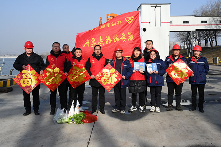 2023年1月19日，任城港航服务站与跃进港联合为船员送“节礼”（地点：跃进港 拍摄“宫铭） (4).jpg