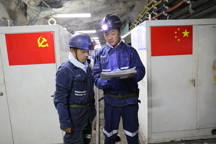 2022年度集团公司劳模，花园煤矿综采工区崔守雷在工作现场。（地点：花园煤矿 摄影：仇文）。.JPG