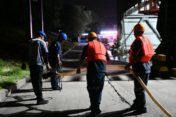 关键时刻帮大忙，跃进港成功救援事故船只