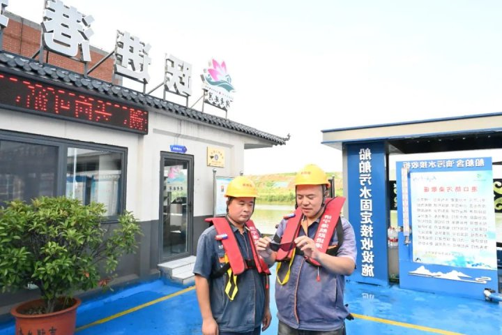 保障“双时段”安全，跃进港为职工发放新式安全装备