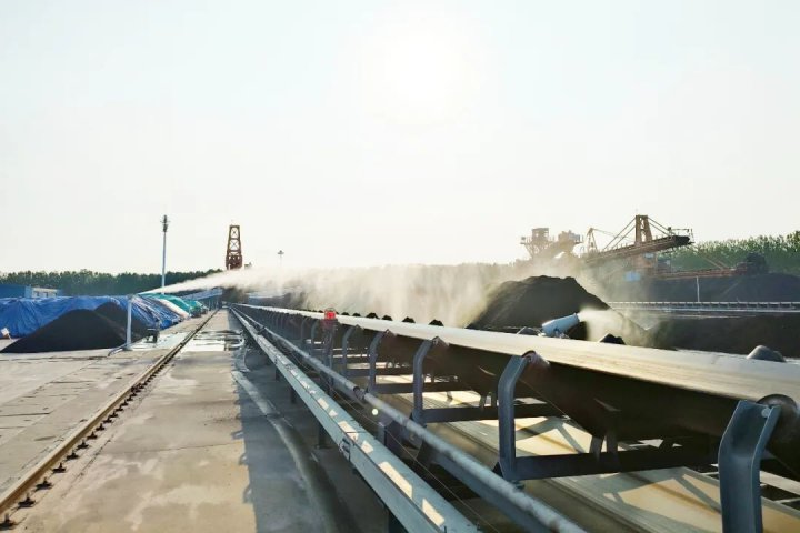 穿上环保“金钟罩”！跃进港启用智能喷淋式雷达抑尘系统