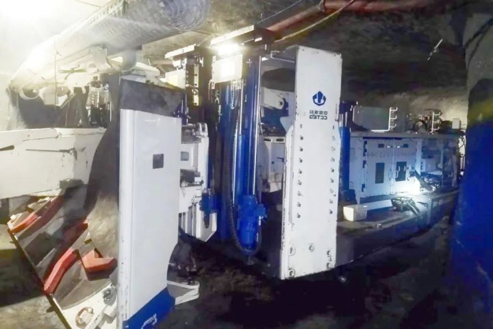 再创新纪录！朱家峁煤矿快掘机组半煤岩月进尺达821米