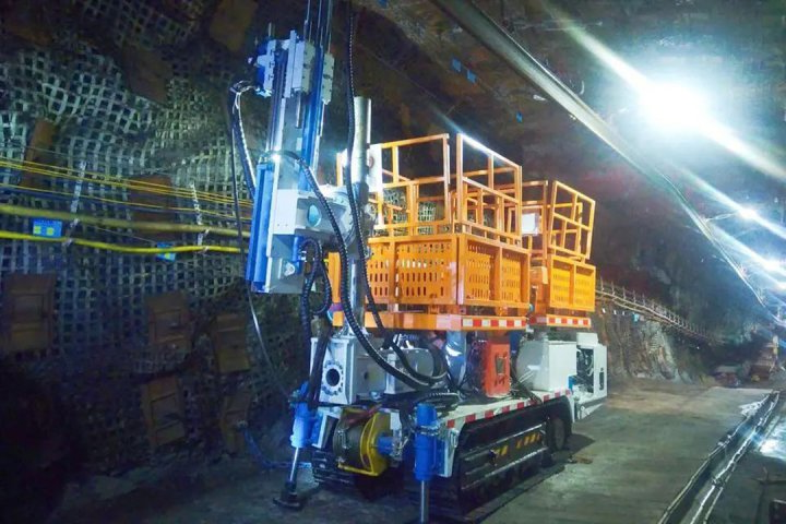 霄云煤矿创新引用“轨道梁辅助安装车”提升工作质效