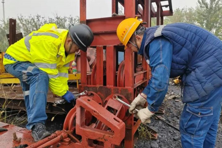 节支降耗看一线丨花园煤矿巧手改装废旧滑轮节省资金千余元